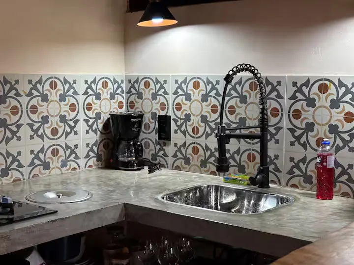 Cozinha com azulejo português e pia de inox