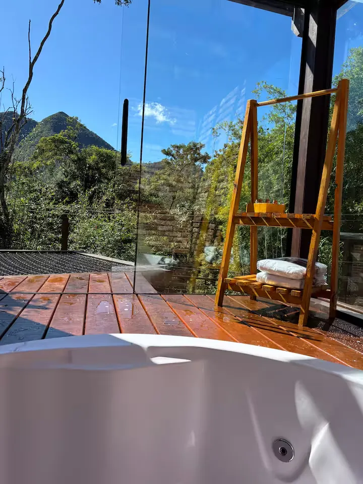Hidromassagem no deck de madeira com vista para o vale