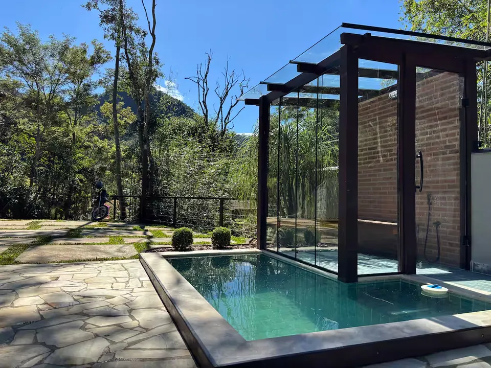 Piscina do chalé, com a mata em volta