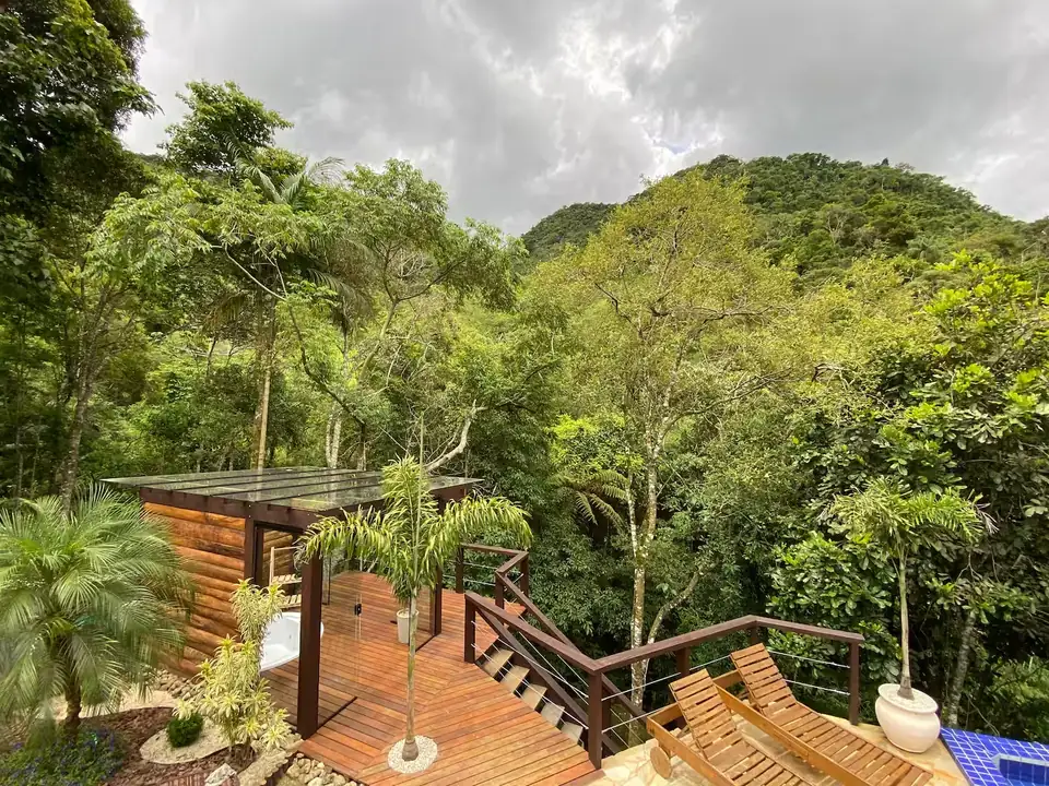 Mata atlântica fechada e o morro atrás do deck da casa