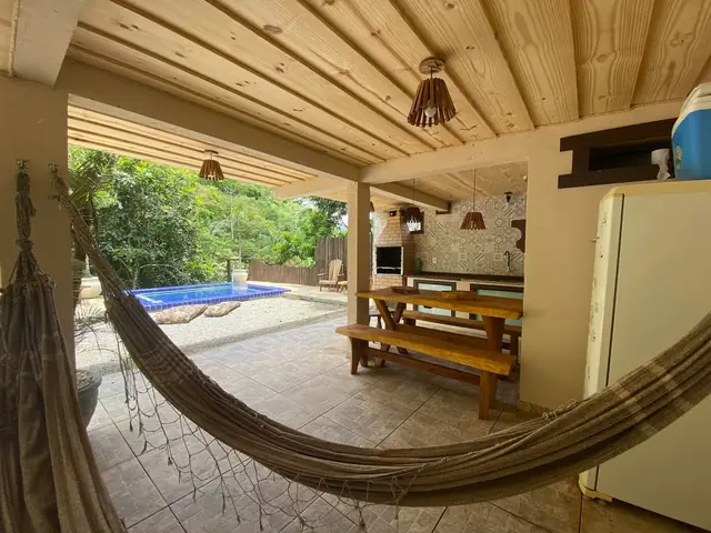 Rede na área gourmet, com a piscina ao fundo