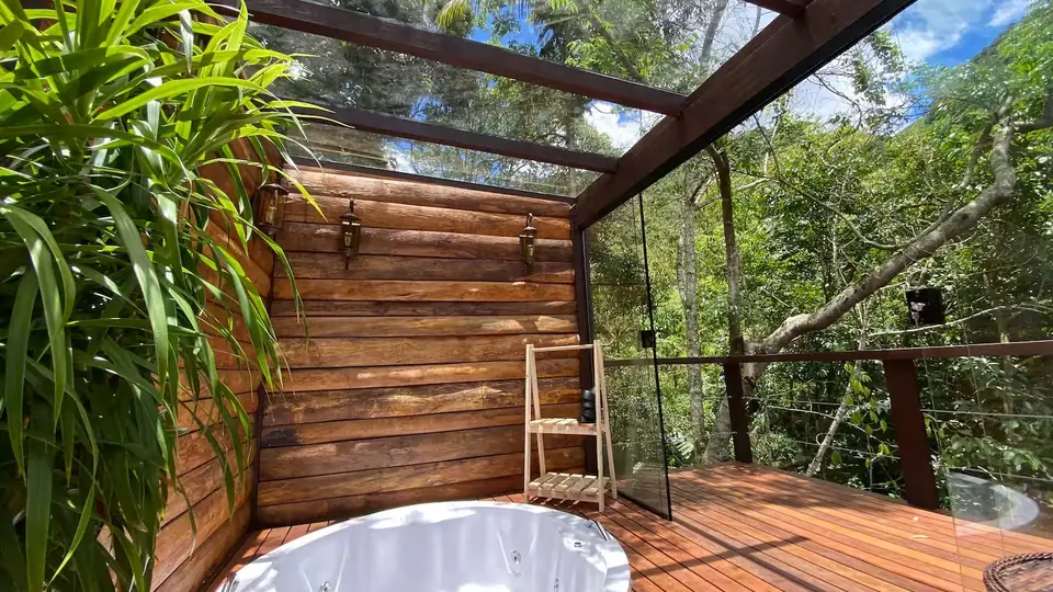 Hidromassagem no deck, cercada pela mata